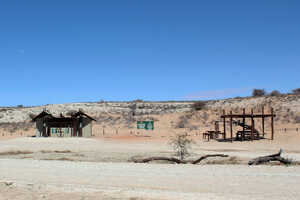 メインロード沿いに等間隔に設置された休憩所とトイレ