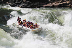 ザンベジ川の急流を行くラフティング
