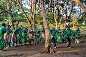 ムガヒンガ国立公園でのウェルカムダンス