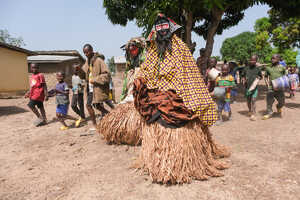 ギニアの素朴な村では村中の人々で盛り上がる