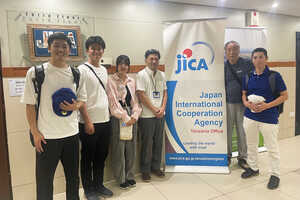 昨年表敬訪問を実施したJICAタンザニア事務所前で記念撮影