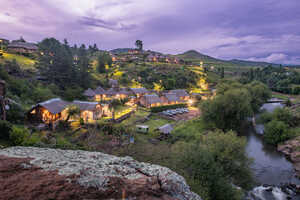 山間の川沿いに建つロッジ