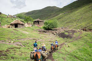 馬の背に揺られ、ゆっくりと山を越え村を通り過ぎていきます