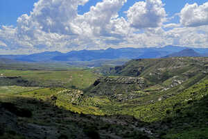 素晴らしい山岳景観と青い空