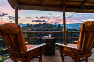 高台に位置するコテージのテラスからの眺めは最高