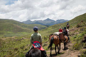 馬の背から眺める美しい山岳景観もホース・トレッキングの魅力の一つ