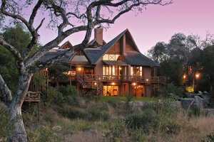 滞在は快適で雰囲気抜群のロッジで