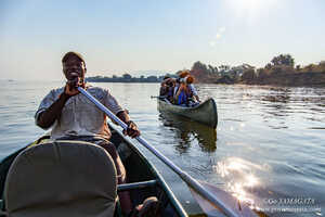 ロウワーザンベジ名物カヌーサファリ。ガイドが漕いでくれるので快適 
