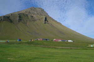 ゲストハウスと周辺環境。ゲストハウス以外には人工物は周辺にはない自然溢れる環境。