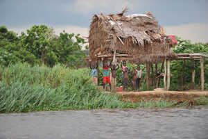 川沿いではしゃぐ子供たち