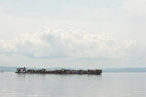 巨大な平底船も見られるかも