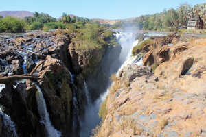 アンゴラ国境を流れるクネネ川とエプパ・フォールズ
