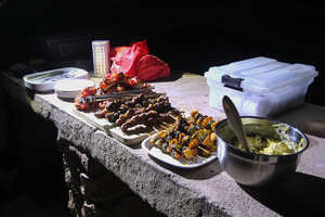 食事は基本的にレストランですが、たまにBBQもあります