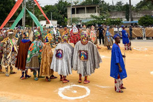 西アフリカ各地のマスクが並ぶ姿は壮観