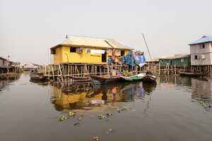 ボートで水上集落のガンヴィエへ