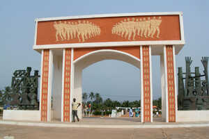 ウィダでは不帰の門を訪問し悲しい奴隷貿易の歴史を学びます