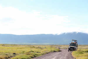 後ろにそびえるのは、クレーター外輪山