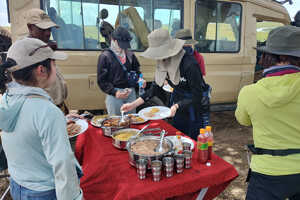 キャンピング・サファリ中の食事風景