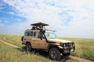 サファリカーは、もちろん四輪駆動のランドクルーザー型