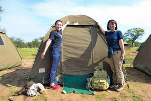 基本的にクルーがテントを設営