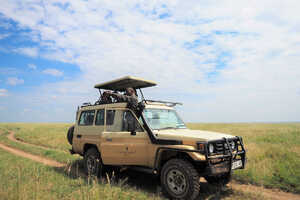 サファリカーは四輪駆動ランドクルーザー