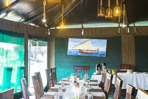 夕食はダイニングテントで