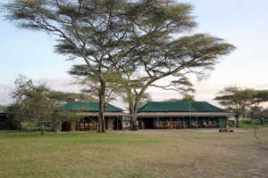 ヌーの動きに合わせる移動式サファリ・ロッジ