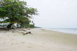 リーブルビル沿いのビーチ