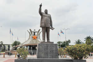 キンシャサの大統領府に建つローランカビラ廟