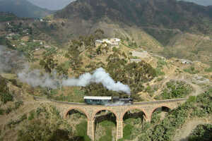 現在客車は1両のみの観光客専用です