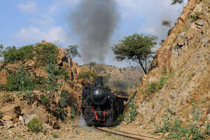 短い区間ですが、車窓から美しい山岳景観が楽しめます