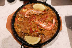 パエリアなどスペイン料理も楽しみ