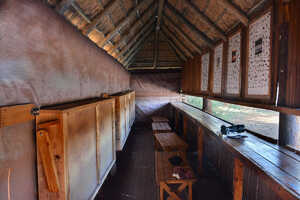 水場を眺める位置に設置されたハイド