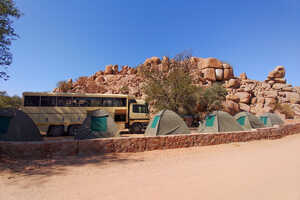 ナミビア、ダマラランドの岩山の麓のキャンプサイト