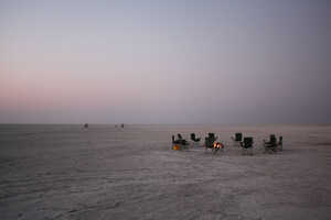 広大なントウェトウェ・パンでは塩湖で野営