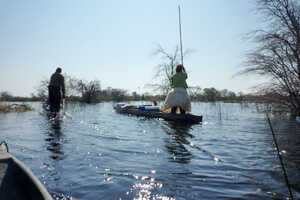 オカバンゴデルタでは丸木舟にキャンプ道具一式を積んで分け入ります