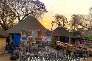 工芸品の並ぶカブワタ・マーケット