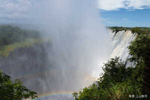 水しぶきを上げるビクトリアフォールズ