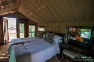 室内は至って快適で、扇風機やドライヤーもあるしお湯も24時間出る 