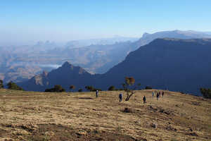 4駆車での移動とハイキングでフォトサファリ